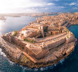 Luftaufnahme der historischen Festung in Valletta, Malta, umgeben vom tiefblauen Mittelmeer.