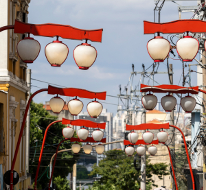 Stra&szlig;e mit roten Laternen im Stadtteil Liberdade in S&atilde;o Paulo, Brasilien.