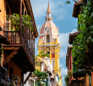 Stra&szlig;e in der Altstadt von Cartagena mit Blick auf die Kathedrale, Kolumbien.