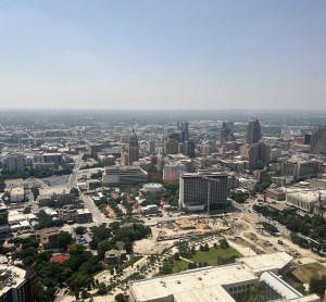 Stadtpanorama von San Antonio, Texas, mit Hochh&auml;usern, Stra&szlig;enverl&auml;ufen und Baufl&auml;chen bei klarem Himmel.