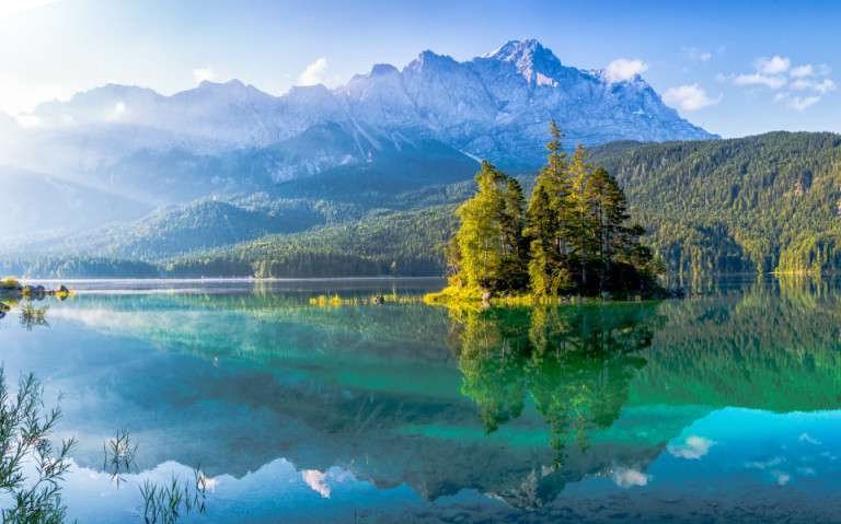 Der Eibsee bei Garmisch-Partenkirchen, ein Naturparadies mit klaren Gewässern und dem majestätischen Wettersteingebirge im Hintergrund.