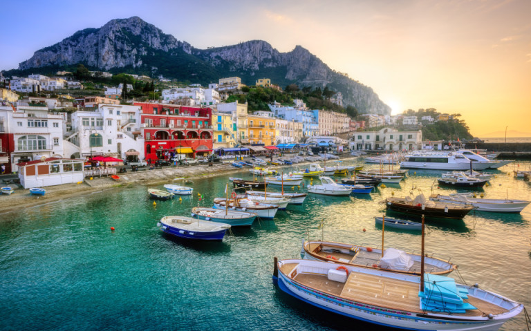 Fischerboote im Hafen von Capri bei Sonnenuntergang