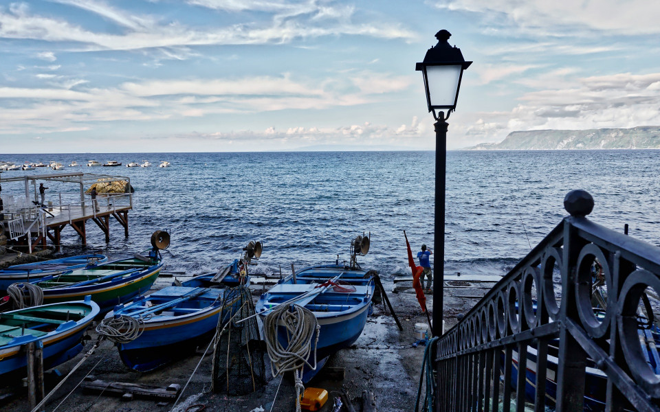 Küste von Kalabrien mit Fischerbooten und Meerblick