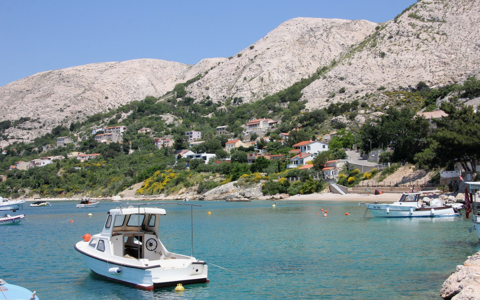 Küste mit Felsen und Booten auf Krk
