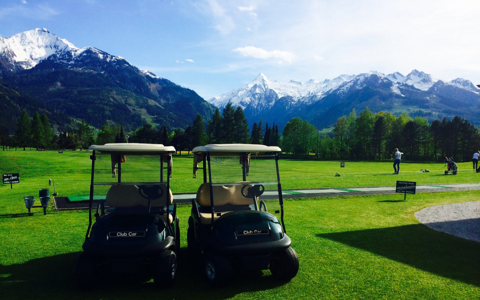 Golfcaddies mit Bergkulisse