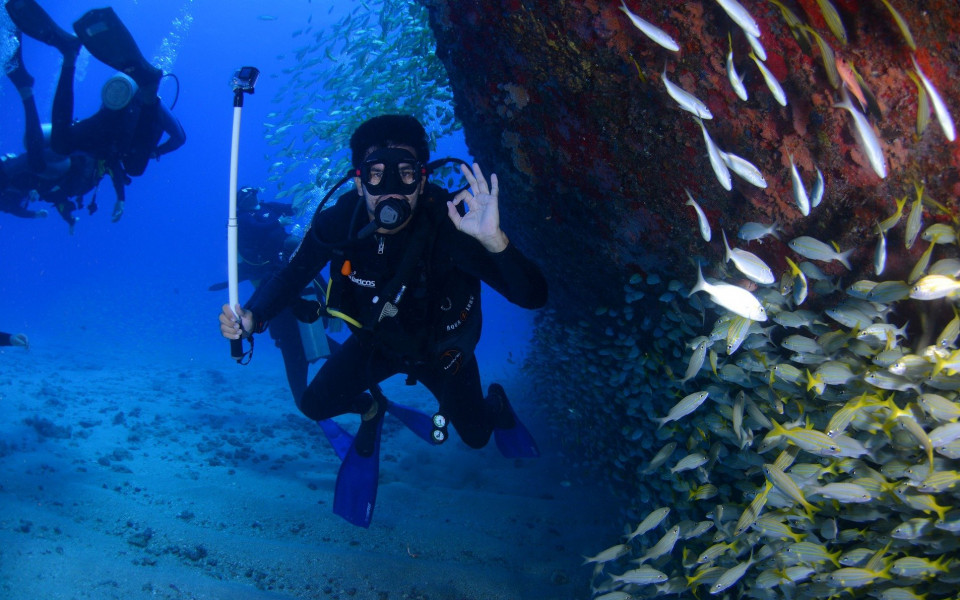 Taucher mit Ausr&uuml;stung im Meer
