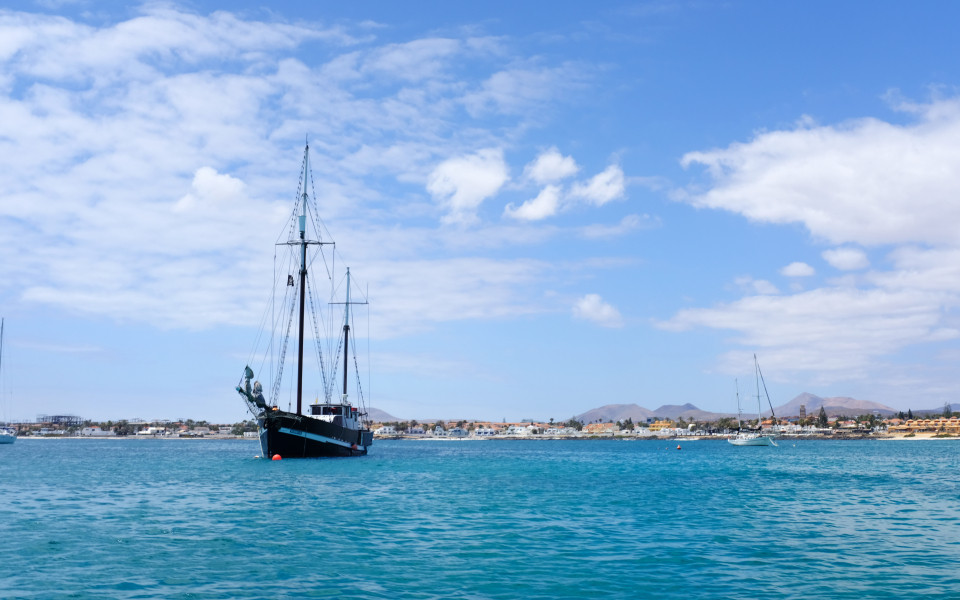 Segelschiff auf dem Meer mit Bucht