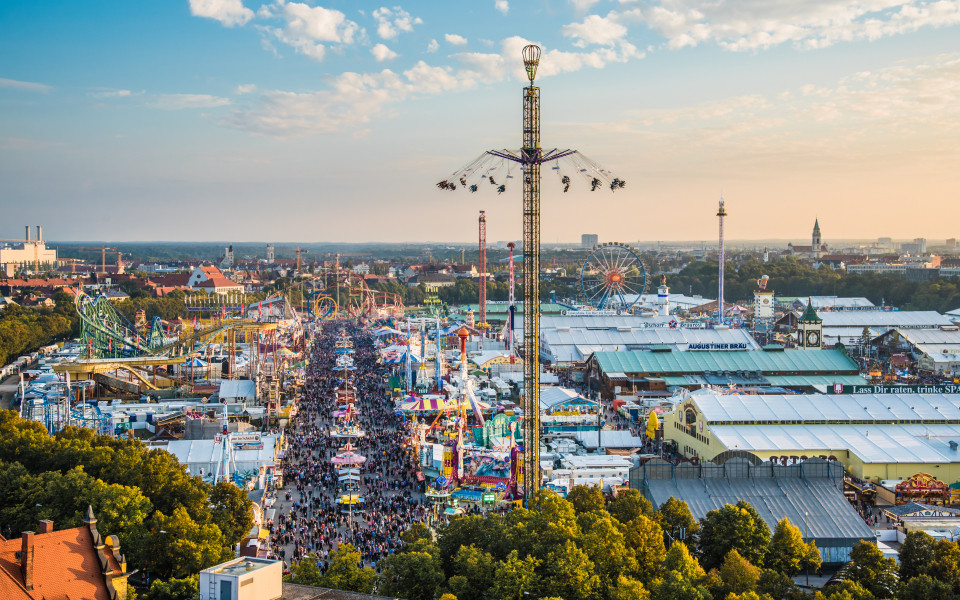 Luftaufnahme des Oktoberfests von der St. Paul Cathedral