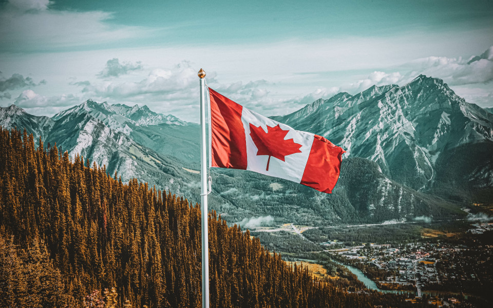 Kanadische Flagge mit Bergen im Hintergrund