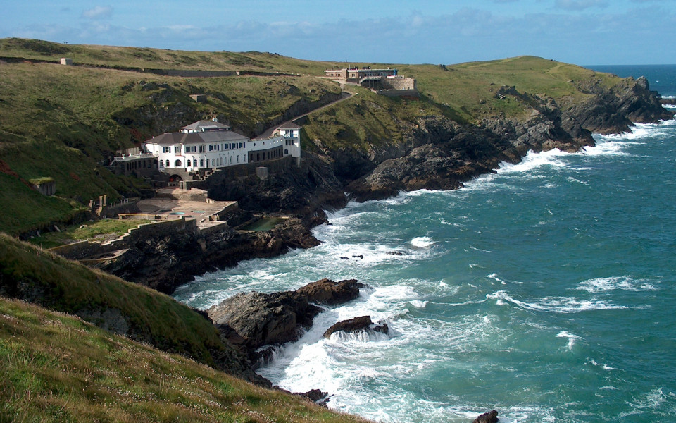Schönes Haus gebaut in einer Klippe in Cornwall