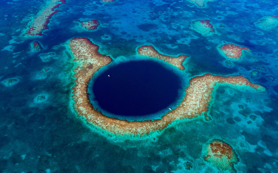 Blue Hole Belize und Light House Reef aus der Perspektive einer Drohne