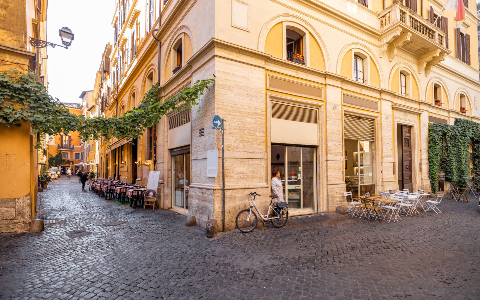 Majestätischer Trevi-Brunnen mit kunstvollen Skulpturen und türkisblauem Wasser, umgeben von historischen Gebäuden und lebhafter Atmosphäre.