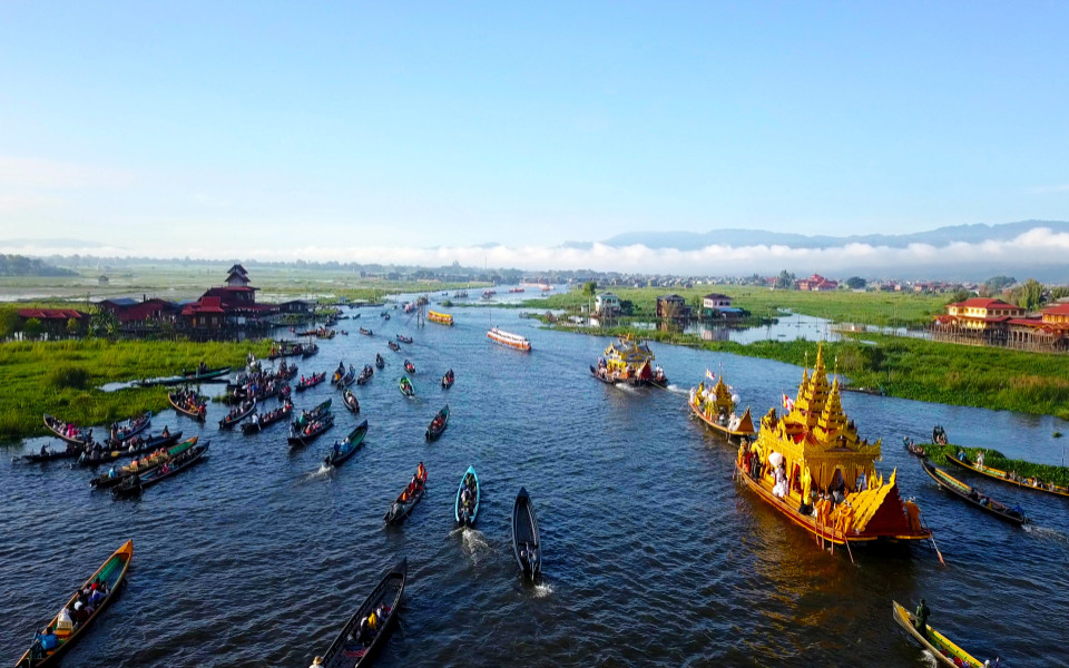 Viele Schiffe auf dem Inle-See in Myanmar w&auml;hrend dem Inle Lake Pagoda Festival