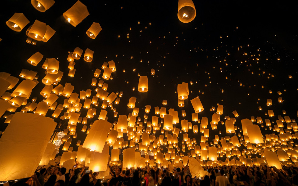 Leuchtende Papierlaternen bei edm Loi Krathong und Yi Peng in Thailand