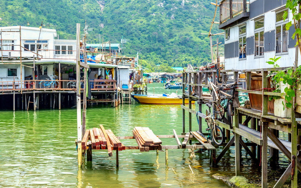 Alte Häuser, die im Wasser stehen, im Fischerdorf Tai O