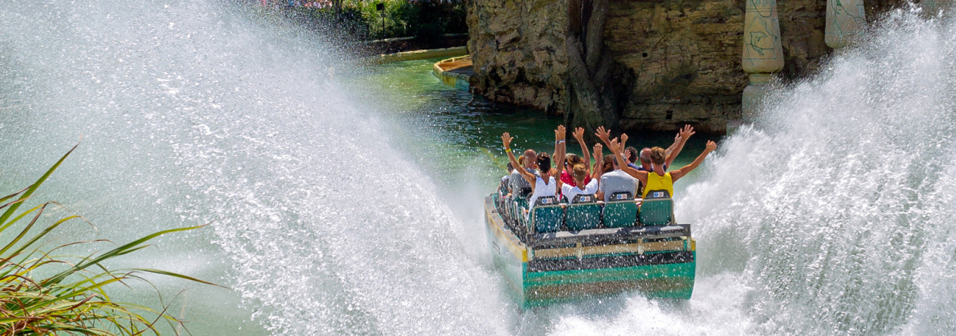 Wasserrutsche mit Kindern im Gardaland am Gardasee