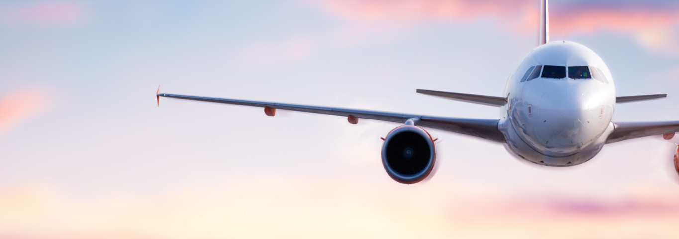 Flugzeug in den Wolken bei Sonnenuntergang