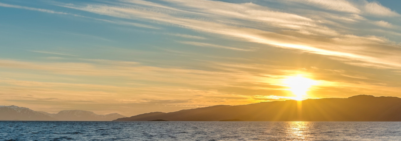 Sonnenuntergang am Meer mit Berkulisse