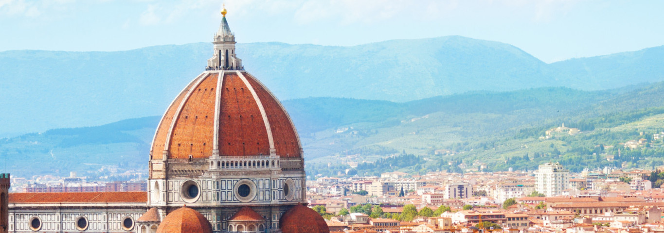 Blick auf Florenz mit dem Dom Santa Maria del Fiore und rotem Ziegeldach.