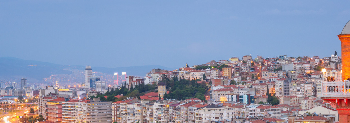 Izmir mit historischem Aufzug in der Abenddämmerung
